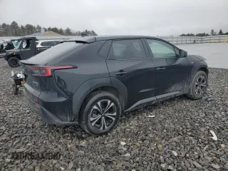 2023 Subaru Solterra Premium z VIN JTMABABA9PA016535, wystawiony jako Copart lot #45106524 z przebiegiem 6 495 mil mil oraz . Historia ofert i sprzedaży dostępna na DreamBid. Obrazek 3.