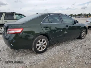 2010 Toyota Camry z VIN 4T1BF3EK4AU570933, wystawiony jako Copart lot #52262475 z przebiegiem 166 277 mil mil oraz Czysty tytuł • Clean title. Historia ofert i sprzedaży dostępna na DreamBid. Obrazek 3.