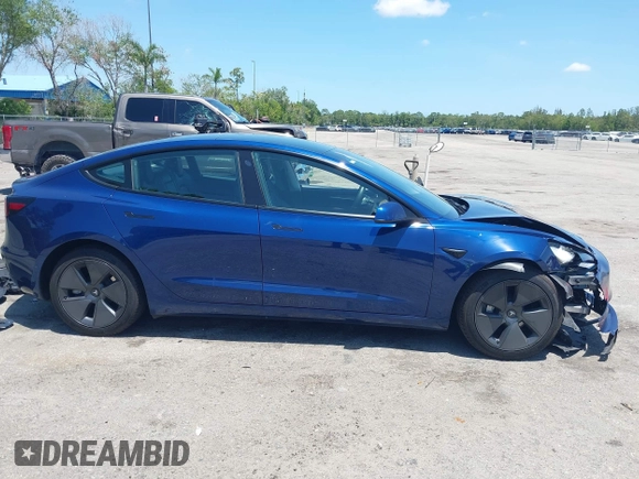 2022 Tesla Model 3 Long Range z VIN 5YJ3E1EB6NF106038, wystawiony jako IAAI lot #42214585 z przebiegiem 40 667 mil mil oraz . Historia ofert i sprzedaży dostępna na DreamBid. Obrazek 13.