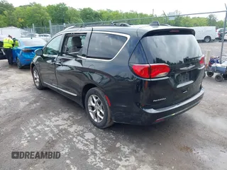 2017 Chrysler Pacifica Limited z VIN 2C4RC1GG3HR566162, wystawiony jako IAAI lot #42375696 z przebiegiem 103 051 mil mil oraz . Historia ofert i sprzedaży dostępna na DreamBid. Obrazek 3.
