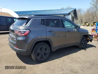 2018 Jeep Compass Latitude z VIN 3C4NJDBB5JT303871, wystawiony jako Copart lot #53881965 z przebiegiem 130 061 mil mil oraz Szkoda całkowita • Salvage title. Historia ofert i sprzedaży dostępna na DreamBid. Obrazek 3.