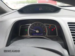 2008 Honda Civic LX z VIN 1HGFA16528L023887, wystawiony jako IAAI lot #42258235 z przebiegiem 262 586 mil mil oraz . Historia ofert i sprzedaży dostępna na DreamBid. Obrazek 7.