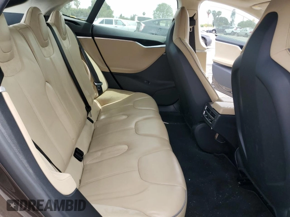 2013 Tesla Model S Performance z VIN 5YJSA1DP0DFP18285, wystawiony jako Copart lot #58437215 z przebiegiem 130 059 mil mil oraz Czysty tytuł • Clean title. Historia ofert i sprzedaży dostępna na DreamBid. Obrazek 10.