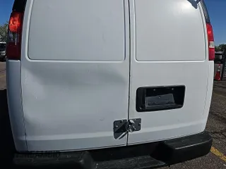 2013 Chevrolet Express Cargo z VIN 1GCWGFCA8D1175464, wystawiony jako IAAI lot #42409029 z przebiegiem 166 299 mil mil oraz . Historia ofert i sprzedaży dostępna na DreamBid. Obrazek 20.