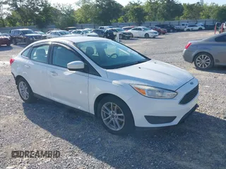 2018 Ford Focus SE z VIN 1FADP3F24JL256204, wystawiony jako IAAI lot #42502540 z przebiegiem 64 215 mil mil oraz . Historia ofert i sprzedaży dostępna na DreamBid. Obrazek 1.