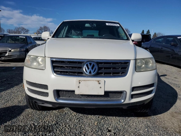 2004 Volkswagen Touareg z VIN WVGCM77L04D040938, wystawiony jako Copart lot #45434315 z przebiegiem 140 769 mil mil oraz Czysty tytuł • Clean title. Historia ofert i sprzedaży dostępna na DreamBid. Obrazek 5.
