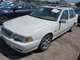 1999 Volvo S70 z VIN YV1LS56D8X1565934, wystawiony jako IAAI lot #42181658 z przebiegiem 172 783 mil mil oraz . Historia ofert i sprzedaży dostępna na DreamBid. Obrazek 2.