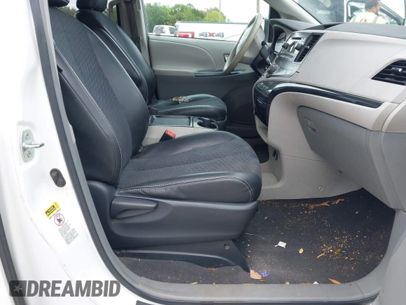 2011 Toyota Sienna SE with VIN 5TDXK3DC1BS069696, listed as a IAAI auction lot 41976857 with 160,994 mi miles. Bid and sale history available at carsss.com. Image 5.