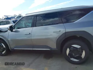 2024 Kia EV9 Wind z VIN KNDAFFS52R6023305, wystawiony jako IAAI lot #41582609 z przebiegiem 23 941 mil mil oraz . Historia ofert i sprzedaży dostępna na DreamBid. Obrazek 15.