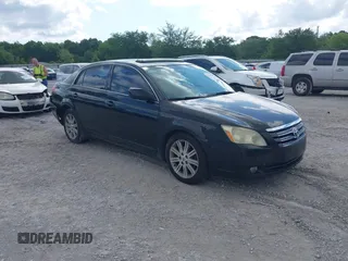 2005 Toyota Avalon XL z VIN 4T1BK36B65U059112, wystawiony jako IAAI lot #42211703 z przebiegiem 214 450 mil mil oraz . Historia ofert i sprzedaży dostępna na DreamBid. Obrazek 1.