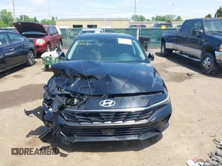 2025 Hyundai Elantra SEL Convenience z VIN KMHLS4DG9SU910615, wystawiony jako IAAI lot #42296527 z przebiegiem 11 590 mil mil oraz . Historia ofert i sprzedaży dostępna na DreamBid. Obrazek 12.