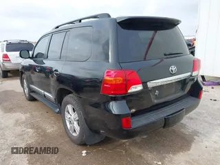 2013 Toyota Land Cruiser z VIN JTMHY7AJ7D4019851, wystawiony jako IAAI lot #42143196 z przebiegiem 147 560 mil mil oraz . Historia ofert i sprzedaży dostępna na DreamBid. Obrazek 3.
