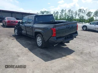 2024 Toyota Tacoma SR5 z VIN 3TYKB5FN0RT013249, wystawiony jako IAAI lot #42182507 z przebiegiem 8 373 mil mil oraz . Historia ofert i sprzedaży dostępna na DreamBid. Obrazek 3.