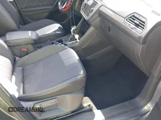 2023 Volkswagen Tiguan SE z VIN 3VVNB7AX5PM064693, wystawiony jako IAAI lot #42033011 z przebiegiem 38 220 mil mil oraz . Historia ofert i sprzedaży dostępna na DreamBid. Obrazek 5.