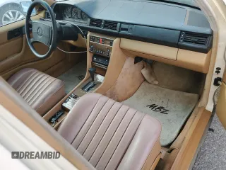 1988 Mercedes-Benz 300 E z VIN WDBEA30D4JA640293, wystawiony jako Copart lot #50998785 z przebiegiem 179 471 mil mil oraz Czysty tytuł • Clean title. Historia ofert i sprzedaży dostępna na DreamBid. Obrazek 8.