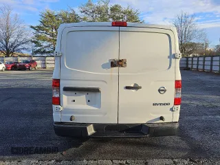 2017 Nissan NV Cargo S z VIN 1N6BF0KM2HN803511, wystawiony jako Copart lot #86592964 z przebiegiem 120 174 mil mil oraz Czysty tytuł • Clean title. Historia ofert i sprzedaży dostępna na DreamBid. Obrazek 6.