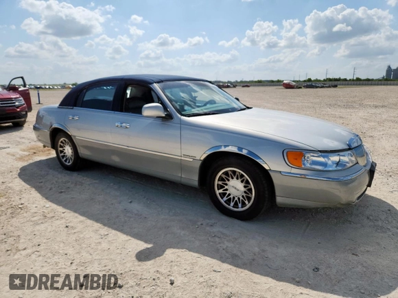 2000 Lincoln Town Car Signature with VIN 1LNHM82W9YY774120, listed as a Copart auction lot 59328725 with 137,910 mi miles and Salvage title. Bid and sale history available at DreamBid. Image 4.