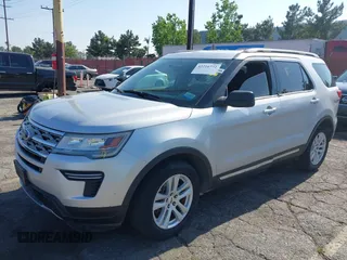 2018 Ford Explorer XLT z VIN 1FM5K7D84JGA81047, wystawiony jako IAAI lot #42216772 z przebiegiem 127 613 mil mil oraz . Historia ofert i sprzedaży dostępna na DreamBid. Obrazek 2.