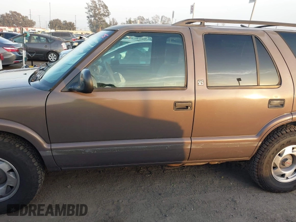 1998 GMC Jimmy SL with VIN 1GKCS13W1W2562133, listed as a IAAI auction lot 41159010 with 277,799 mi miles. Bid and sale history available at carsss.com. Image 14.