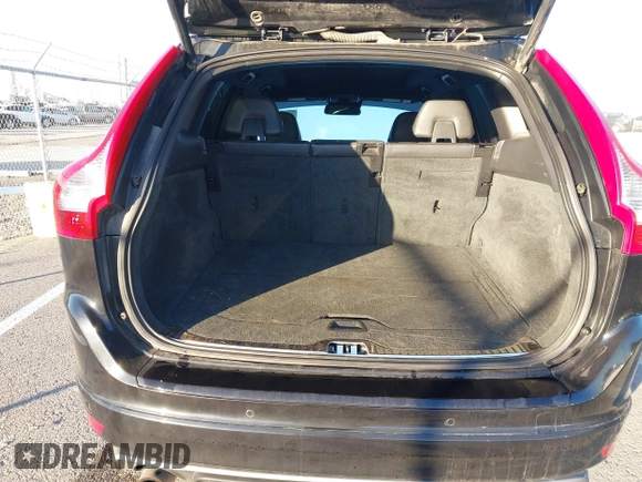 2014 Volvo XC60 R-Design Premier Plus z VIN YV4902DZ4E2537605, wystawiony jako IAAI lot #41126501 z przebiegiem 119 644 mil mil oraz . Historia ofert i sprzedaży dostępna na DreamBid. Obrazek 17.