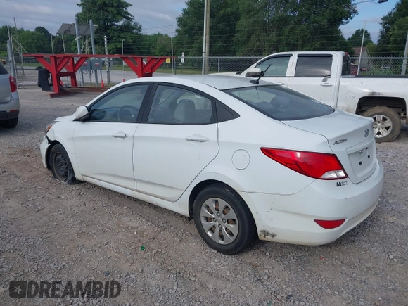 2016 Hyundai Accent SE z VIN KMHCT4AE7GU076917, wystawiony jako IAAI lot #42425890 z przebiegiem 136 031 mil mil oraz . Historia ofert i sprzedaży dostępna na DreamBid. Obrazek 3.