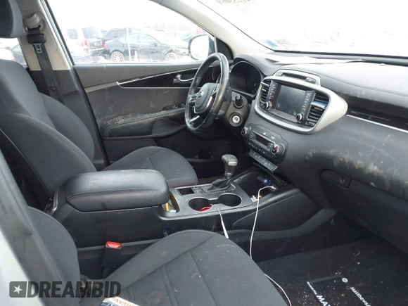 2019 Kia Sorento L with VIN 5XYPG4A31KG547981, listed as a IAAI auction lot 41253059 with 97,104 mi miles. Bid and sale history available at carsss.com. Image 5.
