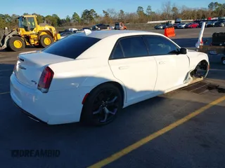 2021 Chrysler 300 S z VIN 2C3CCABG9MH545933, wystawiony jako IAAI lot #41222858 z przebiegiem 76 434 mil mil oraz . Historia ofert i sprzedaży dostępna na DreamBid. Obrazek 4.