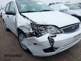 2007 Ford Focus S z VIN 1FAHP34N07W260725, wystawiony jako IAAI lot #42004694 z przebiegiem 84 923 mil mil oraz . Historia ofert i sprzedaży dostępna na DreamBid. Obrazek 6.