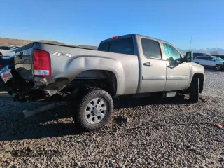2012 GMC Sierra 3500HD SLT z VIN 1GT423E88CF211377, wystawiony jako Copart lot #50459685 z przebiegiem 185 197 mil mil oraz Szkody całkowita. Historia ofert i sprzedaży dostępna na DreamBid. Obrazek 3.