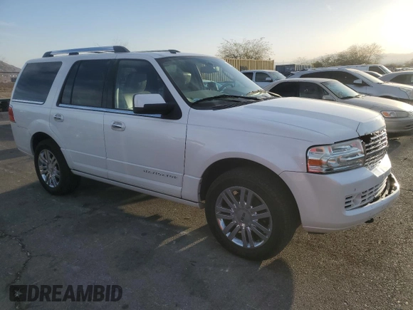2010 Lincoln Navigator z VIN 5LMJJ2H58AEJ10577, wystawiony jako Copart lot #46904225 z przebiegiem 131 479 mil mil oraz Czysty tytuł • Clean title. Historia ofert i sprzedaży dostępna na DreamBid. Obrazek 4.