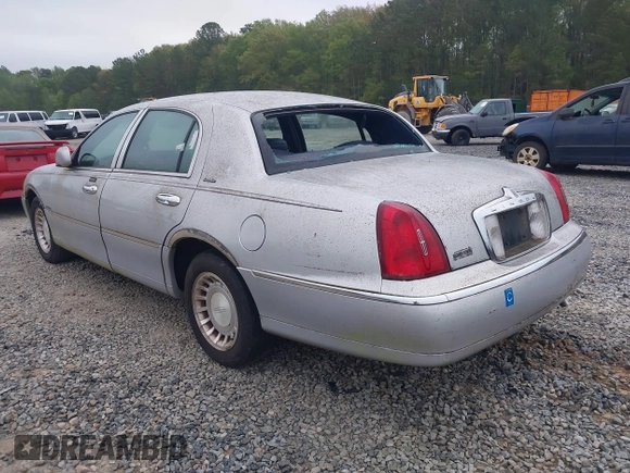 2001 Lincoln Town Car Executive with VIN 1LNHM81W91Y684733, listed as a IAAI auction lot 41949151 with 136,356 mi miles and . Bid and sale history available at DreamBid. Image 3.