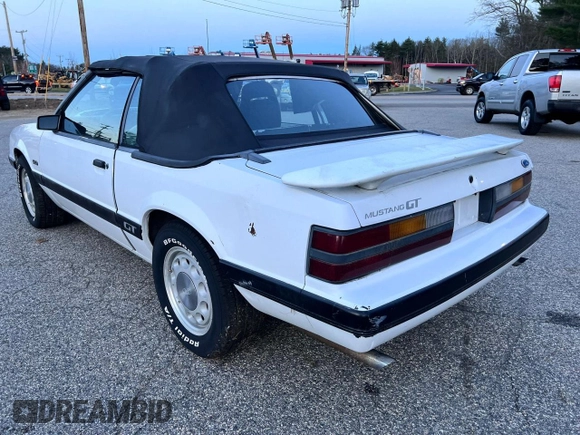 1985 Ford Mustang with VIN 1FABP27M4FF180300, listed as a Copart auction lot 81418754 with 81,610 mi miles and Clean title. Bid and sale history available at DreamBid. Image 3.