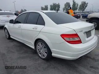 2009 Mercedes-Benz C 300 Sport z VIN WDDGF54X89R069096, wystawiony jako IAAI lot #42141126 z przebiegiem 183 440 mil mil oraz . Historia ofert i sprzedaży dostępna na DreamBid. Obrazek 3.