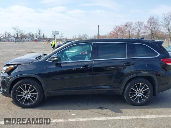 2018 Toyota Highlander SE z VIN 5TDJZRFH9JS551134, wystawiony jako IAAI lot #41904789 z przebiegiem 176 321 mil mil oraz . Historia ofert i sprzedaży dostępna na DreamBid. Obrazek 14.