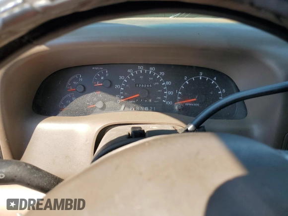 1999 Ford F-250 XL z VIN 1FTNX21S3XEB69293, wystawiony jako Copart lot #62887915 z przebiegiem 175 295 mil mil oraz Szkoda całkowita • Salvage title. Historia ofert i sprzedaży dostępna na DreamBid. Obrazek 9.