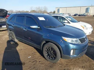 2015 Kia Sorento LX with VIN 5XYKT4A70FG564933, listed as a IAAI auction lot 41791941 with 136,573 mi miles. Bid and sale history available at carsss.com. Image 1.