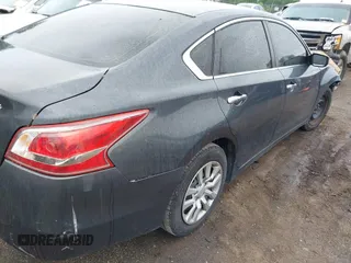 2013 Nissan Altima SV with VIN 1N4AL3AP8DN503301, listed as a IAAI auction lot 39482217 with 202,220 mi miles and . Bid and sale history available at carsss.com. Image 4.