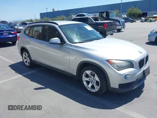 2014 BMW X1 sDrive28i z VIN WBAVM1C51EVW49353, wystawiony jako IAAI lot #42373735 z przebiegiem 111 054 mil mil oraz . Historia ofert i sprzedaży dostępna na DreamBid. Obrazek 1.