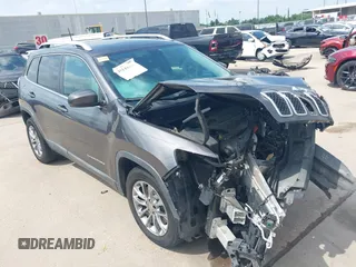 2019 Jeep Cherokee Latitude Plus z VIN 1C4PJLLB2KD333239, wystawiony jako IAAI lot #42144451 z przebiegiem 64 828 mil mil oraz . Historia ofert i sprzedaży dostępna na DreamBid. Obrazek 1.