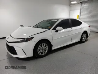 2025 Toyota Camry LE z VIN 4T1DAACK0SU538027, wystawiony jako Copart lot #54846485 z przebiegiem 18 501 mil mil oraz Czysty tytuł • Clean title. Historia ofert i sprzedaży dostępna na DreamBid. Obrazek 1.