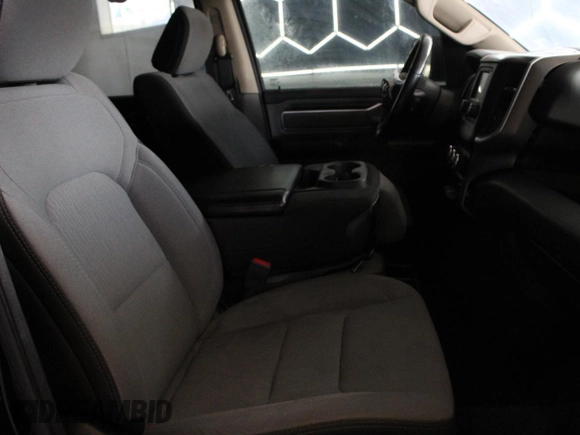 2019 Ram 1500 Big Horn z VIN 1C6SRFFT3KN780768, wystawiony jako Copart lot #61041775 z przebiegiem 93 415 mil mil oraz Czysty tytuł • Clean title. Historia ofert i sprzedaży dostępna na DreamBid. Obrazek 5.