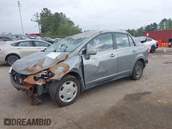 2008 Nissan Versa S z VIN 3N1BC11E78L431839, wystawiony jako IAAI lot #41956377 z przebiegiem 121 071 mil mil oraz . Historia ofert i sprzedaży dostępna na DreamBid. Obrazek 2.