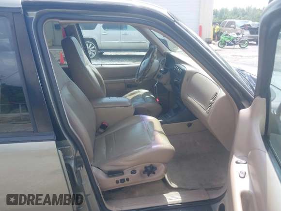 2001 Ford Explorer Eddie Bauer z VIN 1FMDU84PX1ZA24486, wystawiony jako IAAI lot #42533270 z przebiegiem 152 550 mil mil oraz . Historia ofert i sprzedaży dostępna na DreamBid. Obrazek 5.