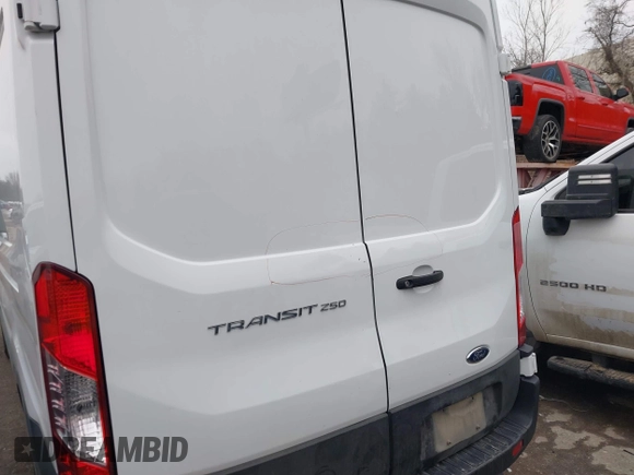 2022 Ford Transit Cargo z VIN 1FTBR1X84NKA82407, wystawiony jako IAAI lot #41503201 z przebiegiem 53 194 mil mil oraz . Historia ofert i sprzedaży dostępna na DreamBid. Obrazek 6.