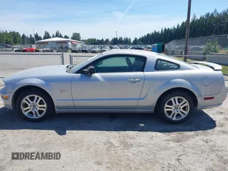 2006 Ford Mustang GT Deluxe z VIN 1ZVHT82H065175045, wystawiony jako IAAI lot #42446022 z przebiegiem 144 165 mil mil oraz . Historia ofert i sprzedaży dostępna na DreamBid. Obrazek 14.