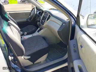 2006 Toyota Highlander w/3rd Row with VIN JTEDP21A460097918, listed as a IAAI auction lot 41439165 with 227,331 mi miles. Bid and sale history available at carsss.com. Image 5.