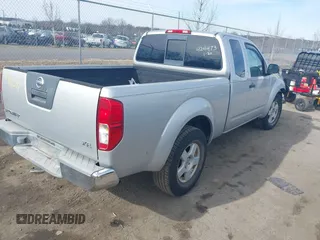 2006 Nissan Frontier SE z VIN 1N6AD06U26C413951, wystawiony jako IAAI lot #41461235 z przebiegiem 236 280 mil mil oraz . Historia ofert i sprzedaży dostępna na DreamBid. Obrazek 4.