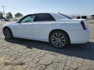 2014 Chrysler 300 S z VIN 2C3CCABG2EH273081, wystawiony jako Copart lot #56634365 z przebiegiem 117 686 mil mil oraz Czysty tytuł • Clean title. Historia ofert i sprzedaży dostępna na DreamBid. Obrazek 2.