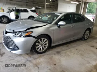 2018 Toyota Camry LE z VIN 4T1B11HK9JU567380, wystawiony jako Copart lot #65187525 z przebiegiem 65 028 mil mil oraz Szkoda całkowita • Salvage title. Historia ofert i sprzedaży dostępna na DreamBid. Obrazek 1.