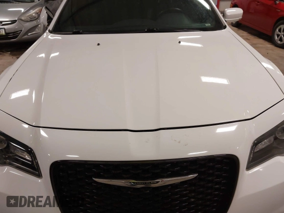 2015 Chrysler 300 S z VIN 2C3CCAGG7FH923212, wystawiony jako IAAI lot #42212494 z przebiegiem 105 000 mil mil oraz . Historia ofert i sprzedaży dostępna na DreamBid. Obrazek 6.